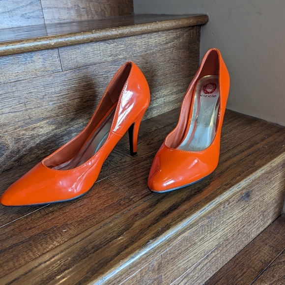 Pointy toe orange patent heels by Red circle. Women's size 10 - Picture 10 of 13